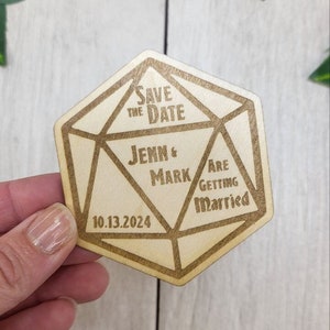 Dnd Hochzeit Save The Date Magnete D20 Würfel Save the Date Tabletop Spiel Hochzeitseinladungen Benutzerdefinierter Holzmagnet