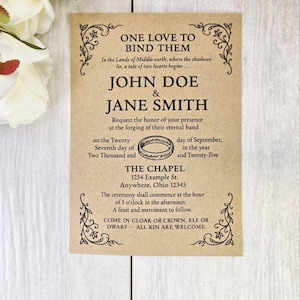 Convite de casamento de fantasia ecológico • Convite de papel com tema de anel nerd • Papel kraft rústico ou papel cartão branco • RSVP opcional.