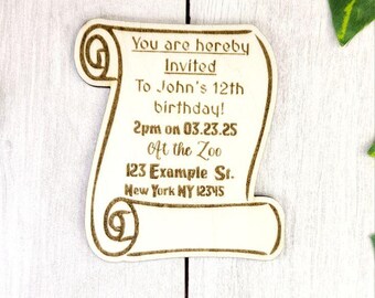 Geburtstags-Save-the-Date-Magnet aus Holz: Mittelalterliche Schriftrollen-Einladung