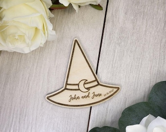 Hexenhut-Magnet für die Save-the-Date-Karte • Halloween-Hochzeitseinladung aus Holz • Save-the-Date-Karte im Gothic-Stil