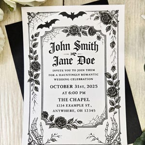 Puede incluir: Una invitación de boda en blanco y negro con temática gótica. La invitación presenta los nombres "John Smith" y "Jane Doe" en una elegante tipografía, junto con los detalles del evento. Elementos decorativos incluyen murciélagos, rosas, telarañas y manos de esqueleto.