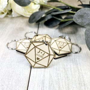 Llaveros de dados D20 para regalos de boda • Regalos de fiesta de DnD al por mayor para invitados • Fichas de boda de juegos de mesa personalizados