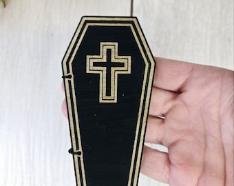 Imán para guardar la fecha en forma de ataúd • Invitación de boda gótica de Halloween • Recuerdo de boda espeluznante • Imán de madera cortado con láser personalizado • La muerte nos separa