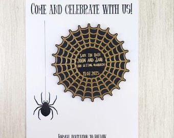 Imán «Reserva la fecha» con diseño de telaraña • Invitación de boda de Halloween • Detalle de boda otoñal personalizado con imán de madera y tarjeta