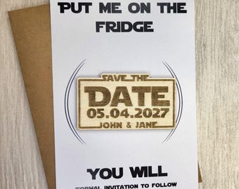 Nerdy Star geïnspireerde Save the Date-magneten | Gepersonaliseerde huwelijksaankondiging | Lasergegraveerde houten magneet | Sci Fi Geek-uitnodiging