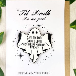 Gruselige Geist Save The Date Magnete | Halloween Hochzeit Save the Date | Gothic Hochzeitseinladungen Personalisierte Bemalte Hölzerne Magnet + Karte
