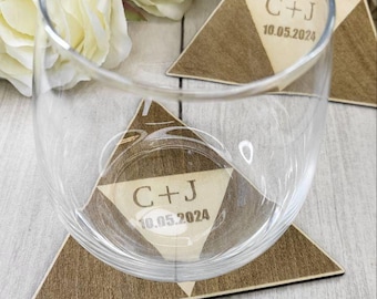 Dreieckige Untersetzer als Gastgeschenke für Hochzeiten • Personalisiertes, nerdiges Gastgeschenk aus Holz