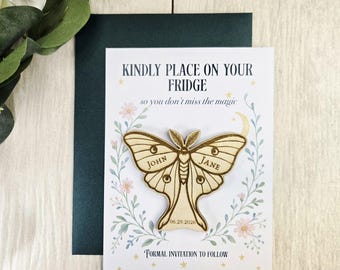 Aimant réservez une date Luna Moth • Faire-part de mariage céleste • Cadeau de mariage bohème sorcière • Aimant en bois personnalisé