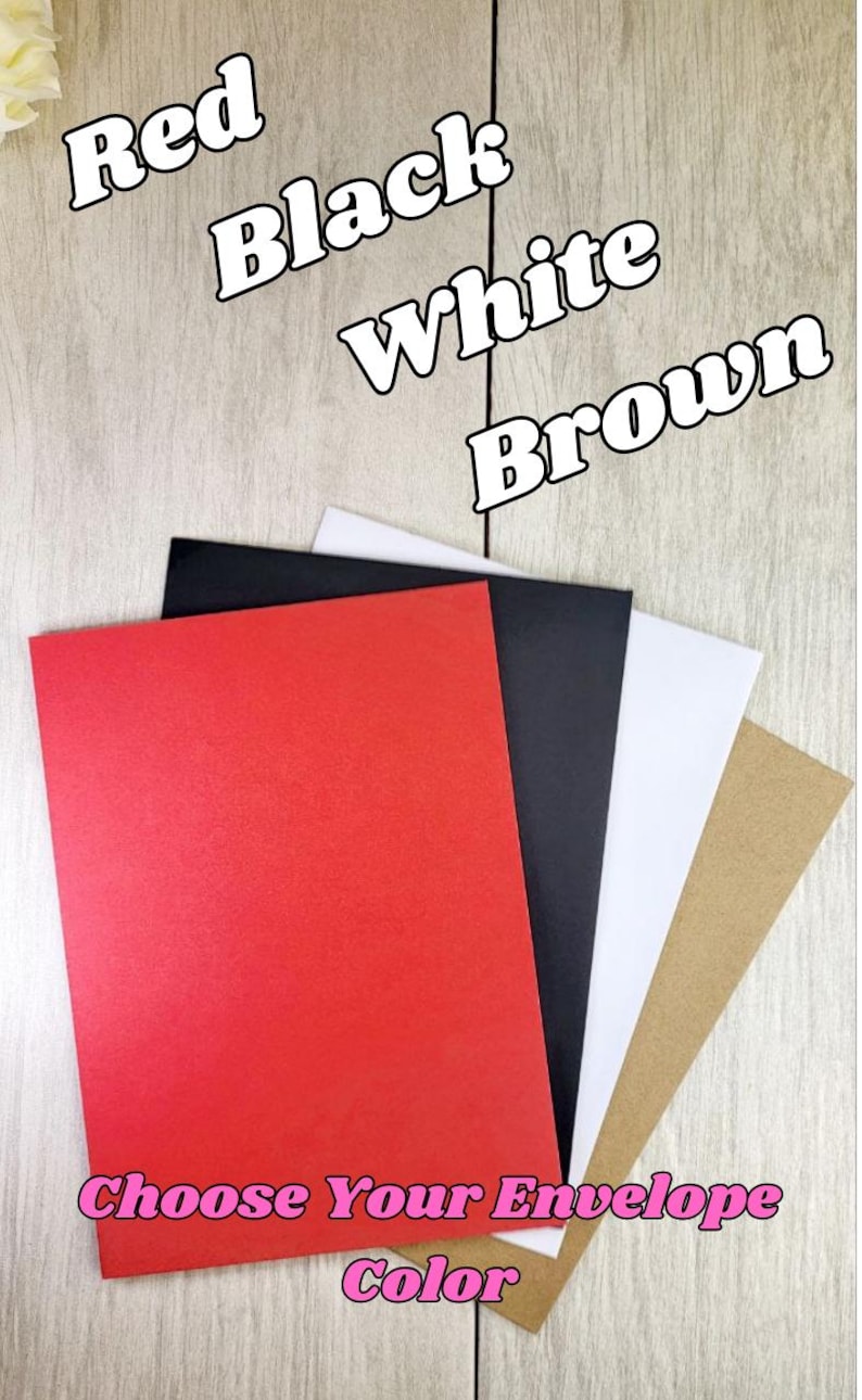 Op de afbeelding: Een selectie van gekleurde enveloppen in rood, zwart, wit en bruin, gerangschikt op een houten oppervlak. De tekst in de afbeelding luidt "Red, Black, White, Brown" en "Choose Your Envelope Color."