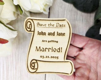 Middeleeuwse scroll-save the date-magneet • Fantasie-renaissance-trouwmagneet • DnD of nerdy Save the Date • Houten magneet met kaart