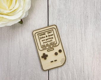 Imán para guardar la fecha con temática de videojuegos retro • Invitación de boda con consola portátil • Recuerdo de boda en madera de tilo grabado con píxeles