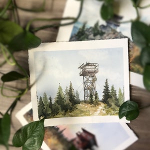 Stampa d'arte Conrad Lookout Tower Acquerello Wall Art Rustic Home Decor Appassionato di esterni Pittura Montana Idaho Art Bellissimo paesaggio