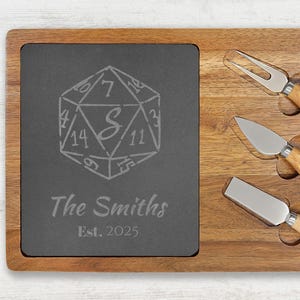以下が含まれることがあります： 幾何学模様、文字「S」、テキスト「The Smiths Est. 2025」が刻まれた、スレートインサート付きの木製チーズボード。 木製のハンドルが付いたチーズナイフが3本付属しています。