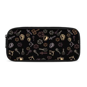Puede incluir: Estuche para lápices negro con un patrón repetido de varios iconos de juegos de rol de fantasía en dorado, rosa y blanco. Los iconos incluyen dados, espadas, escudos, arcos y flechas.
