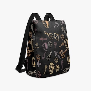 Può includere: Zaino nero con un motivo ripetuto di icone di giochi di ruolo fantasy in oro, viola e bianco. Il design include scudi, spade, asce, dadi e strumenti musicali. Lo zaino ha una cerniera e spallacci neri.