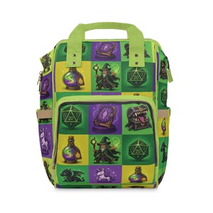 Pode incluir: Uma mochila com um padrão de grade repetitivo de ilustrações de fantasia, incluindo magos, dados de vinte lados, frascos de poções, baús de tesouro, unicórnios e dragões em tons de verde, roxo e amarelo com alças verde-limão.