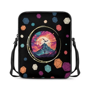 Può includere: Borsa per laptop nera con un motivo geometrico colorato e un grande cerchio che contiene una scena di montagna con un drago che vola sopra una luna piena.