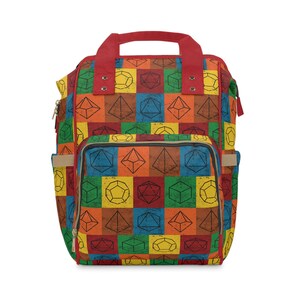 Può includere: Uno zaino colorato con un motivo ripetuto di forme geometriche in quadrati rossi, arancioni, gialli, verdi, blu e marroni. Lo zaino ha un manico e dettagli rossi, con una tasca frontale e tasche laterali.