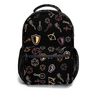 Puede incluir: Mochila negra con un patrón repetido de dados amarillos, naranjas y rosas, espadas, escudos, arcos y flechas, e instrumentos musicales.