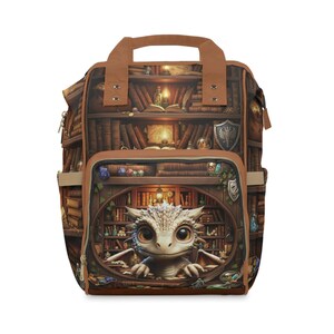 Può includere: Uno zaino marrone e beige con un design di biblioteca fantasy. La tasca anteriore mostra un baby drago che guarda fuori da una finestra circolare. Lo zaino ha una maniglia superiore e spallacci regolabili.