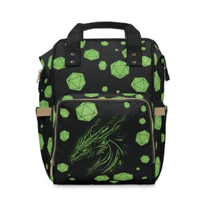 Puede incluir: Mochila negra con un diseño de dragón verde y un patrón repetido de dados verdes.