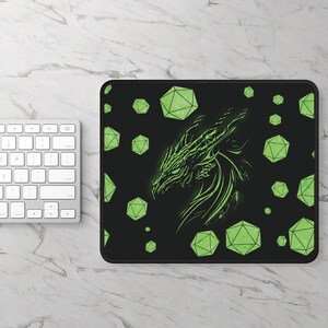 Könnte beinhalten: Eine schwarze Gaming-Mausmatte mit einem grünen Drachen-Design und einem Muster aus grünen Würfeln.