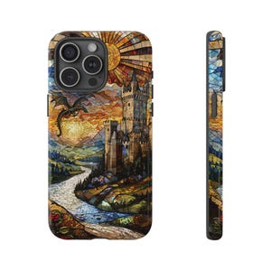 Könnte beinhalten: Eine Handyhülle mit einem Buntglasdesign, das ein Schloss, einen Fluss und einen Drachen vor einem Sonnenuntergang darstellt. Die Hülle hat einen schwarzen Rand und eine glänzende Oberfläche. Das Design umfasst Orange-, Gelb-, Blau- und Brauntöne.