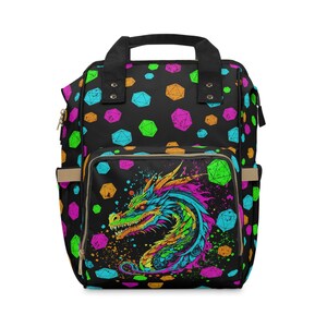 Puede incluir: Una mochila negra con un diseño de dragón colorido y un patrón de dados multicolores. La mochila tiene un compartimento principal grande y dos bolsillos laterales.