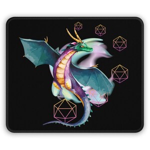 Könnte beinhalten: Ein lila und grüner Drache mit goldenen Hörnern und Flügeln, der vor einem schwarzen Hintergrund mit rosa und blauen Wolken fliegt. Der Drache ist von fünf rosa und goldenen geometrischen Würfeln umgeben.