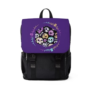 Puede incluir: Una mochila morada con un diseño de dados de color negro con estampado de calaveras en la solapa delantera. El dado está rodeado por una corona de enredaderas y calaveras.