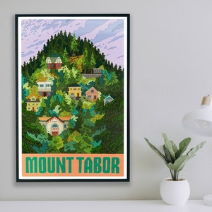 Puede incluir: Una ilustración colorida de un barrio en Mount Tabor en Portland, Oregón. La imagen presenta una variedad de casas, árboles y una carretera. El texto "MOUNT TABOR" está impreso en letras verdes sobre un fondo melocotón.