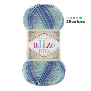 Könnte beinhalten: Ein Knäuel Alize Diva-Garn in Blau-, Grün- und Lilatönen. Das Etikett lautet "Alize Diva" mit "20 Farben" daneben. Das Garn ist eng gewickelt und zeigt einen Farbverlauf, der sich für Strick- und Häkelprojekte eignet.