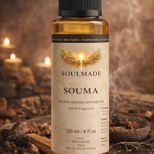 Könnte beinhalten: Eine klare Glasflasche mit "SOUMA" Sacred Smudge Diffusoröl, 120 ml, mit schwarzem Deckel und einem Etikett mit der Marke "SOULMADE". Das Etikett enthält Text über die Inhaltsstoffe und die Verwendung als Raumduft.