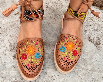 Beautiful lace up Mexican leather huaraches. Mexican leather embroidered huaraches. Summer sandals. Bohemian style flower sandals