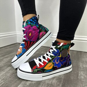 Sneakers with converse-type embroidery from Zinancantan Chiapas. Mexican footwear. Converse type high sole. Mexican textiles. mexican footwear