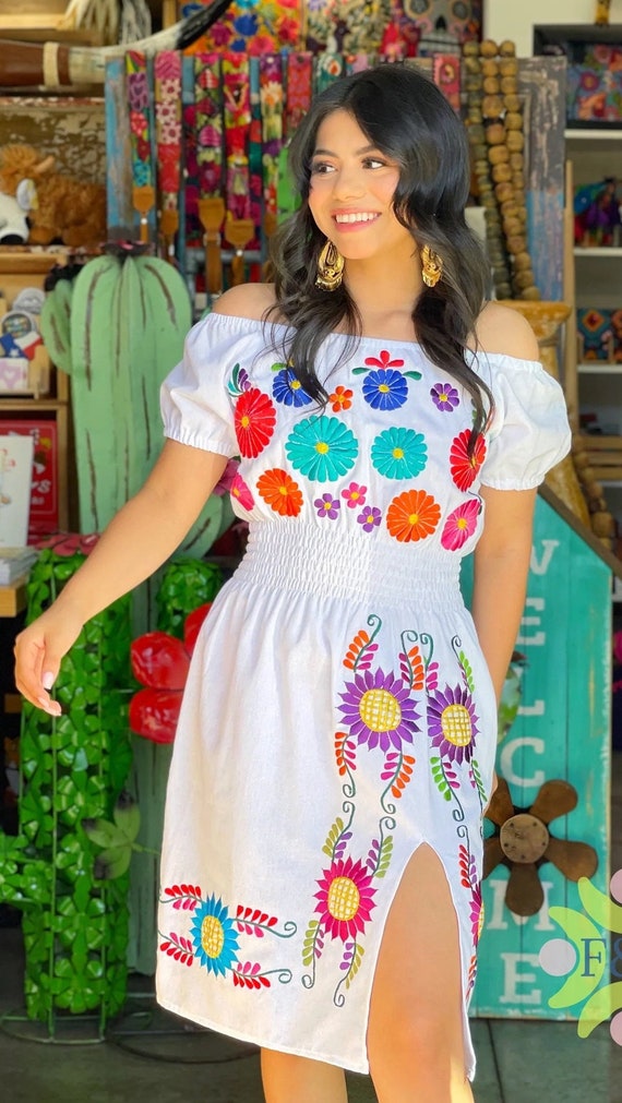 Últimos atuendos bordados mexicanos / Vestidos originales