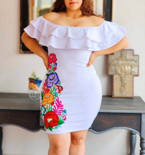 Últimos atuendos bordados mexicanos / Vestidos originales