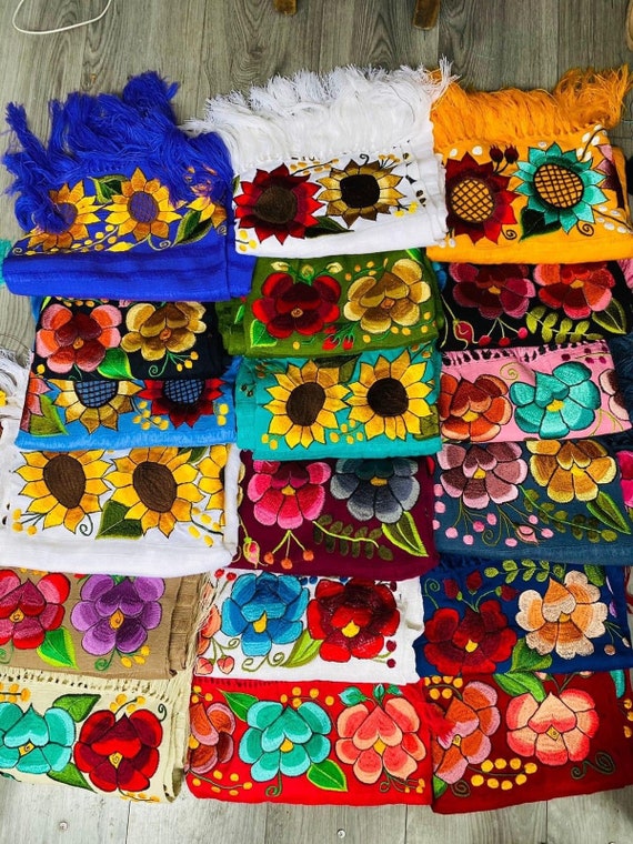 Rebozo chal mexicano de flores. Rebozo artesanal bordado para frío