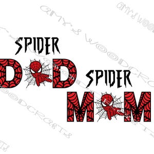 Puede incluir: Sobre un fondo blanco, las palabras "SPIDER DAD SPIDER MOM" en negro y rojo. Las letras "D" y "M" son rojas con un diseño de telaraña, cada una con un pequeño gráfico de Spider-Man. La palabra "SPIDER" está en una fuente estilizada.