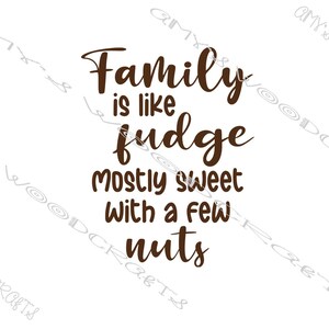 Op de afbeelding: Bruine tekst op een witte achtergrond luidt: "Family is like fudge mostly sweet with a few nuts".
