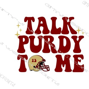以下が含まれることがあります： 「Talk Purdy To Me」という赤い白のグラフィックテキストと、番号13の金色のフットボールヘルメット。