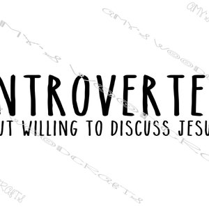 Könnte beinhalten: Schwarz-weißes Text-Grafik, das "Introvertiert, aber bereit, über Jesus zu sprechen" lautet.