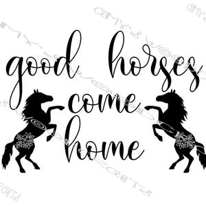 Puede incluir: Diseño en silueta en blanco y negro de dos caballos encabritándose con el texto "good horses come home".