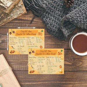 Può includere: Due carte gialle con un design ad acquerello di foglie autunnali e ghiande. Le carte elencano miscele di oli essenziali per diffusore con un tema autunnale accogliente. Le miscele includono nomi come "Granny's Baking", "Welcome Home", "Pumpkin Pie Spice", "Apple Cider", "Hot Chai Latte" e "Canna-Vanilla Cookies".