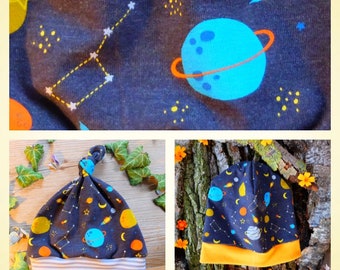 44 - 46 cm en 49 - 51 cm, kindermuts; Mutsen; Knoopmuts grijs/blauw/geel, planeten, jongens