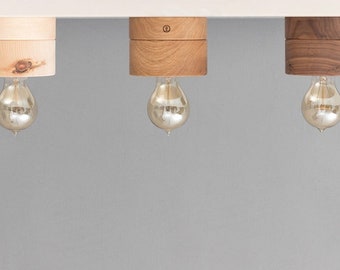 Dimbare plafondlamp van eikenhout in Scandinavisch design. Handgemaakte houten plafondlamp voor woonkamer, slaapkamer en hal