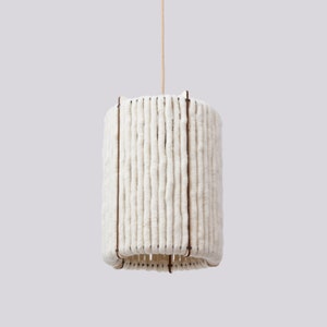 Pendant light made of wool and wood, ideal for dining rooms and living rooms, as well as for bedrooms. Hanging lamp with sound-absorbing properties.