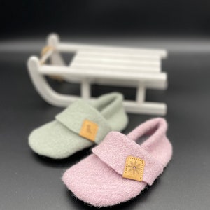 Slippers, wool slippers, nursery shoes made of boiled wool with leather soles in various colors and sizes; boiled wool slippers; boiled wool booties for children
