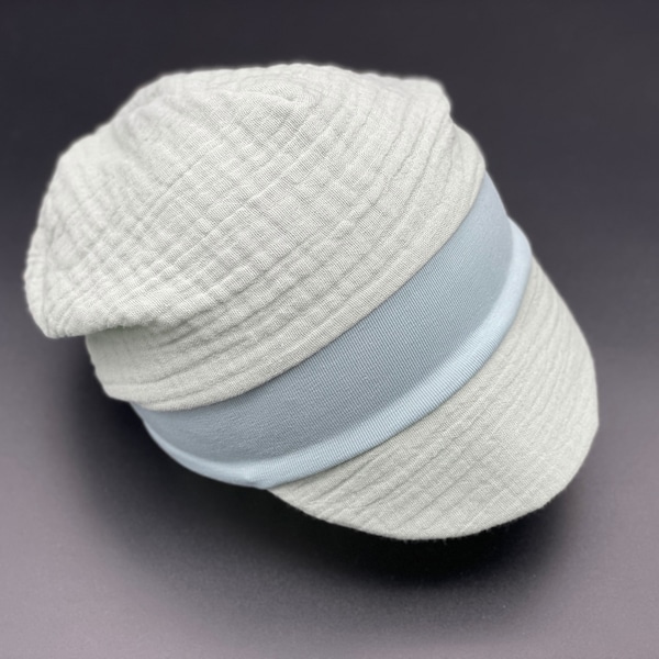 Beanie mit Schirm aus luftig sommerlichem Musselin in altmint, Sommermütze Sommerbeanie, Schirmmütze mit Bündchen für Baby, Kleinkinder