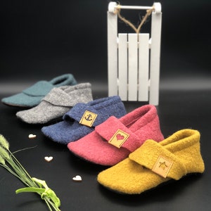 Slippers, wool slippers, nursery shoes made of boiled wool with leather soles in various colors and sizes; boiled wool slippers; boiled wool booties for children
